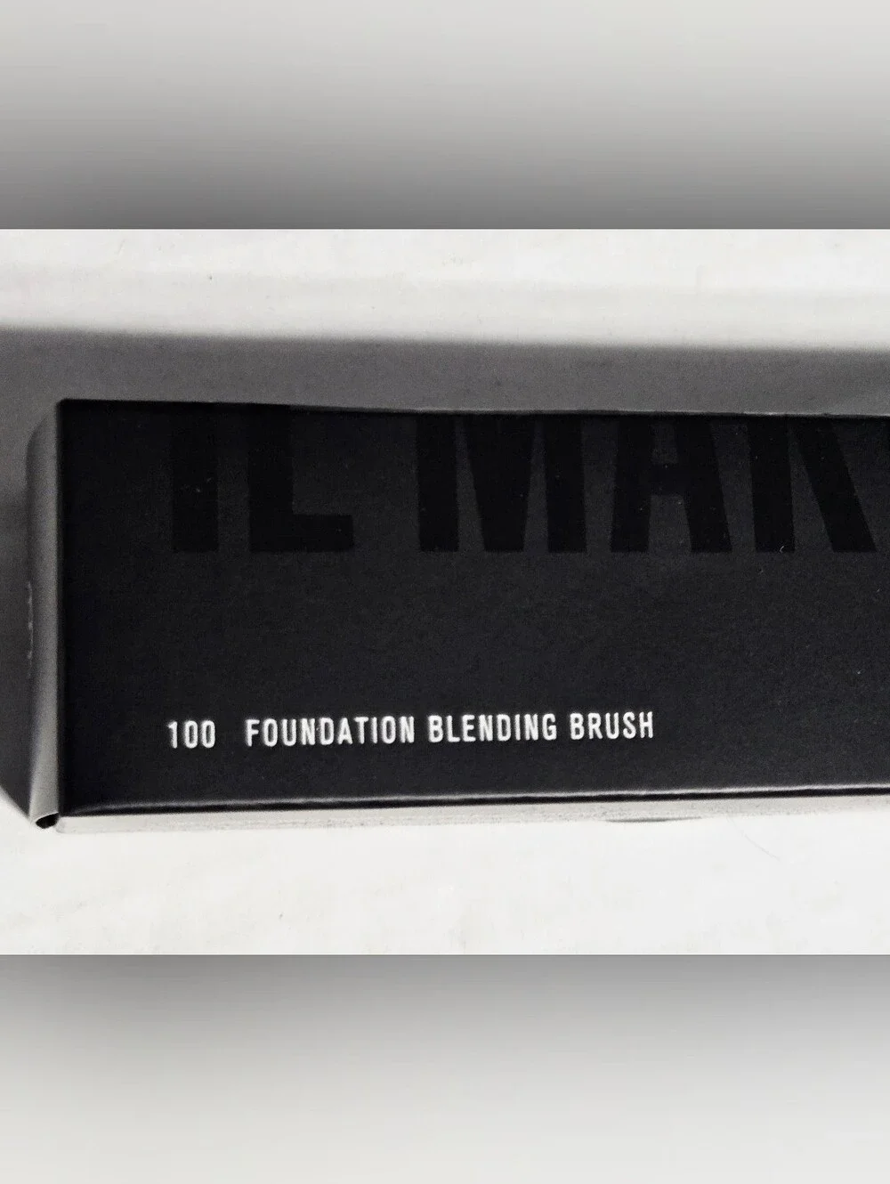 IL Makiage #100 Foundation Blending Brush Makeup Brush New in Box Gift Edition